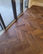 Parquet Noyer Contrecollé Bâton Rompu Vernis Naturel – Image 5