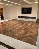 Parquet Noyer Contrecollé Bâton Rompu Vernis Naturel – Image 4