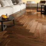 Parquet Noyer Contrecollé Bâton Rompu Vernis Naturel – Image 3