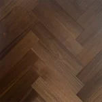 Parquet Noyer Contrecollé Bâton Rompu Vernis Naturel
